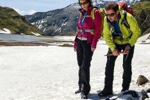 Die Ärztin Clara Lang und ihr Freund David finden in den Bergen eine Leiche