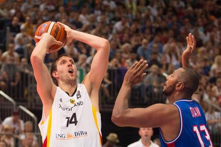 Dirk Nowitzki wirft beim Länderspiel gegen Frankreich