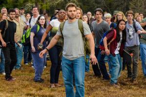 Mike Vogel alias Dale "Barbie" Barbara (vorne) ist einer der Helden der Mystery-Serie "Under The Dome"