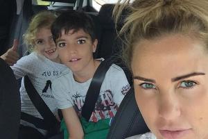 Katie Price im Auto mit ihren Kindern Princess Tiaamii Crystal Esther und Junior Savva Andreas