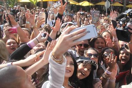 ...die perfekte Interaktion mit den angereisten Fans absolut unerlässlich. Klar, dass da fleißig Selfies geknipst wurden! Ei...