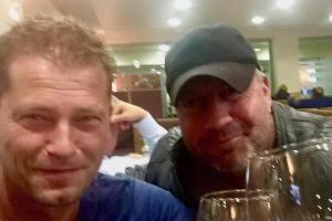 Feucht-fröhlich nach getaner Arbeit: Kino-"Tatort"-Komissar Til Schweiger und ein Crew-Kollege