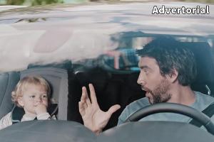 Wie von Zauberhand: Ein Papa beeindruckt sein Baby dank eines Technik-Features