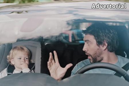 Wie von Zauberhand: Ein Papa beeindruckt sein Baby dank eines Technik-Features