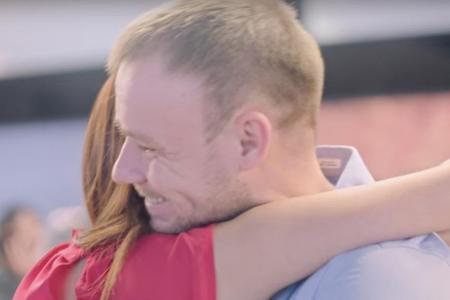 Endlich kann Denis seine Lida in den Arm nehmen