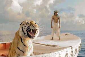 "Life of Pi": Nach einer Schiffskatastrophe treibt Pi Patel (Suraj Sharma), in einem Rettungsboot mitten auf dem Ozean - zus...
