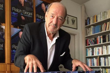 Zur Freude der Fotografen gab Ralph Siegel ein kleines imaginäres Klavier-Konzert auf seinen Büchern