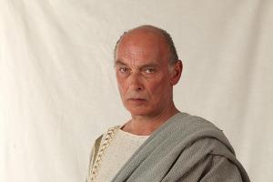 Den strengen Blick konnte James Faulkner bereits für seinen Part in der Serie "Ben Hur" üben