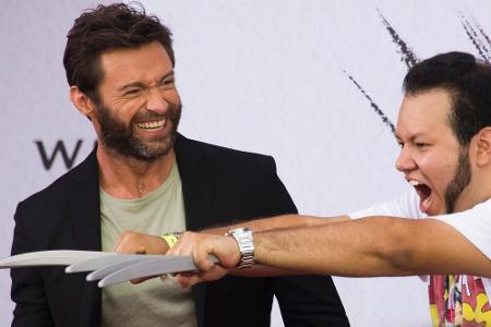 Hugh Jackman (li.) mit einem Fan bei der jüngsten 