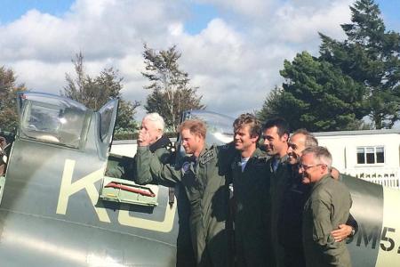 Prinz Harry (2.v.l.) nahm an seinem Geburtstag mit anderen Piloten an einer Luftparade teil