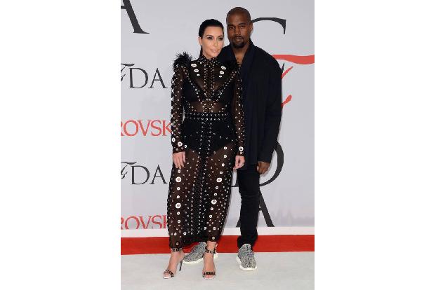 ...Frau Kardashian den transparenten Fummel rausholen, um wenigstens bei ihrem Auftritt bei den CFDA Fashion Awards in New Y...