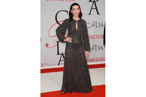 ...Julianna Margulies in einer bodenlangen Robe, die den Blick auf ihre Unterwäsche freilegte. Und auch bei ihr sieht das Ou...