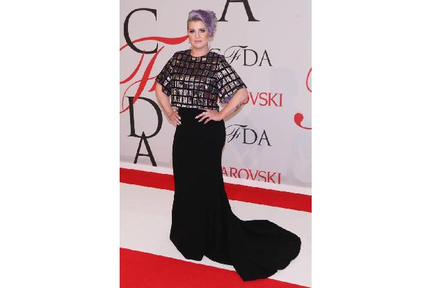 ...Disney sah auch Kelly Osbourne aus - nur bei ihr ging das dann in die Richtung böse Stiefmutter. Oder zur Hexe Ursula aus...