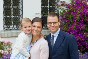 Bald sind sie zu viert: Victoria und Daniel von Schweden mit der kleinen Estelle