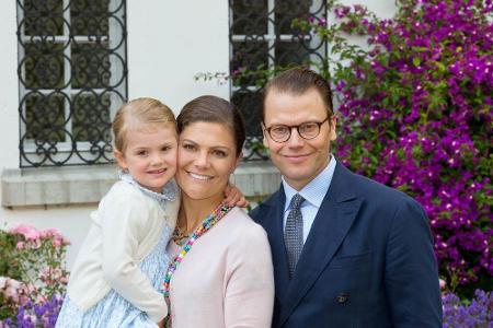 Bald sind sie zu viert: Victoria und Daniel von Schweden mit der kleinen Estelle