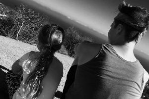 Harper Beckham, hier mit ihrem Bruder Brooklyn, darf ihr langes Haar behalten