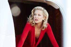 Rot steht ihr gut: Kate Hudson beim Fotoshooting für den Campari-Kalender
