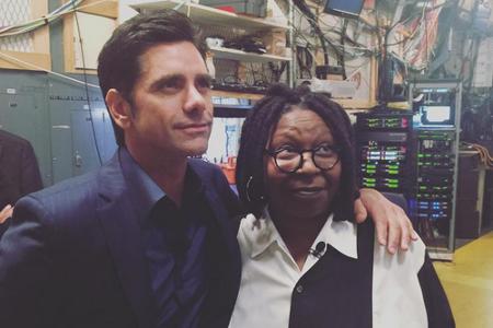John Stamos Arm in Arm mit Whoopi Goldberg