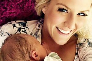 Cascada mit ihrem Töchterchen Jamie im Arm