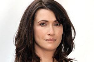 Die dritte Staffel von "Weissensee": Nicole (Claudia Mehnert) glaubt nicht an einen Selbstmord ihres verschwundenen Bruders ...