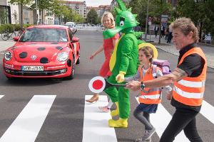Peter Maffay als Schülerlotse mit Kindern, Tabaluga und Ministerin Schwesig in Berlin