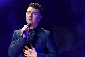 Hand auf's Herz: Sam Smith weiß schon lange, dass er den "Bond"-Song singen wird