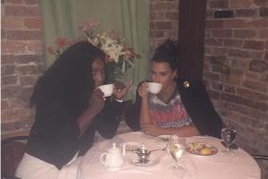 Serena Williams (l.) und Kim Kardashian treffen sich zum gemeinsamen Tee