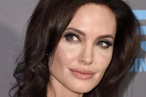 Heute ist Angelina Jolie braver - den lasziven Blick beherrscht sie immer noch