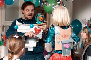 "Eltern": Hausmann Konrad (Charly Hübner) hat ein großes Talent, mit Kindern umzugehen