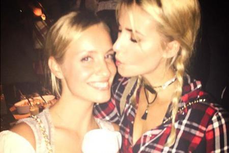 Topmodel Lena Gercke (r.) macht es vor: Mit einem karierten Hemd ist man perfekt gestylt für die Wiesn