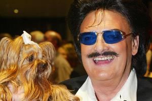 Rudolph Moshammer, wie man ihn zu Lebzeiten kannte: Mit Lächeln im Gesicht und Daisy auf dem Arm