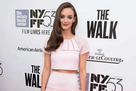 Charlotte Le Bon präsentiert sich in elfenhaftem Zartrosa