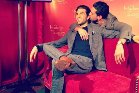 Elyas M'Barek war beim Anblick seiner Wachsfigur so begeistert, dass er ihr einen dicken Kuss gab