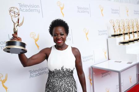 Viola Davis zeigt stolz ihren Emmy Award