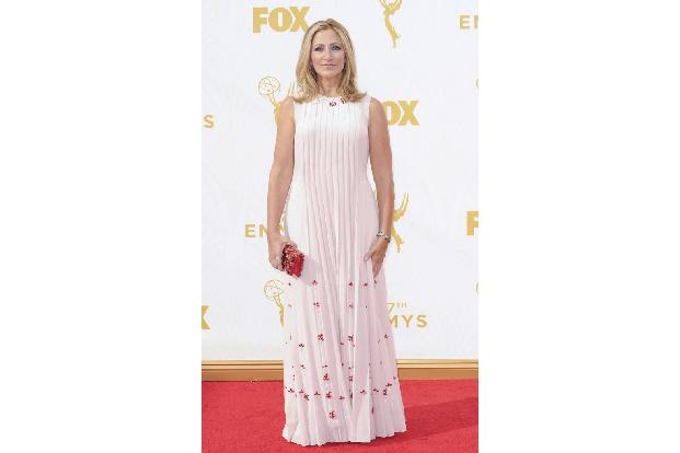 ...Farbe ist auch bei Edie Falco nicht zu übersehen. Wobei von ihr selbst eh nicht viel zu sehen ist in diesem sackartigen Ü...