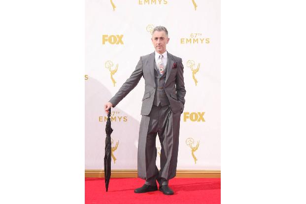 ...Herr, der in puncto Kleiderwahl ein ziemlich schlechtes Händchen bewies. Alan Cumming bestach nicht nur durch einen außer...