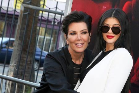 Kylie Jenner (r.) weckt bei Mutter Kris offenbar immer noch den Beschützerinstinkt