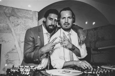 Sami Khedira und sein Kumpel DJ Teddy-O hinter den Turntables
