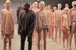 Mit diesem Foto gratulierte Kim Kardashian ihrem Ehemann Kanye West zu seiner Show auf Instagram: Der Rapper inmitten seiner...