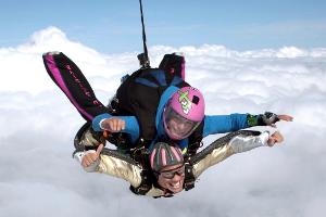 Freudiges Grinsen oder nervöses Lächeln? Jorge González im freien Fall