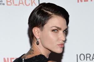 Schauspielerin Ruby Rose trägt gerne Seitenscheitel - ihre Haare glänzen dabei seidig