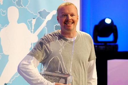 Stefan Raab präsentiert beim BuViSoCo 2010 die Trophäe