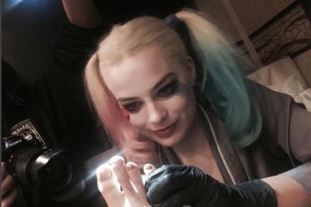 Ob dieses teuflische Lächeln etwas Gutes bedeutet? Margot Robbie tätowierte Cara Delevingnes Fuß