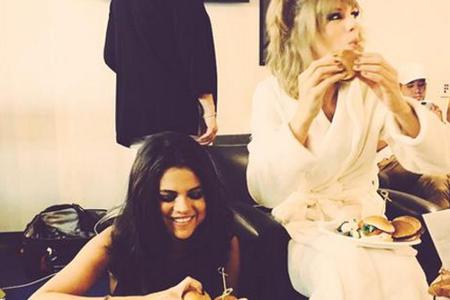 Kleine Häppchen hinter verschlossenen Türen: Selena Gomez (l.) und Freundin Taylor Swift