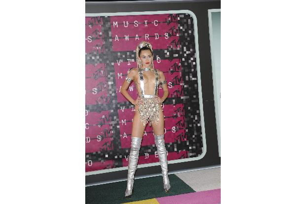 003 Miley Crus Apega WENn wenn22816932.jpg