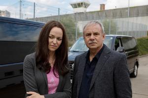 Beate Zschäpe (Lisa Wagner) und Kriminalhauptkommissar Troller (Joachim Król)