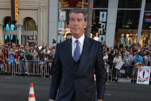 Mit Waffe am Flughafen: Pierce Brosnan