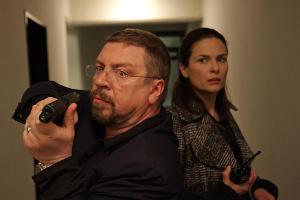 Nachtschicht - Wir sind die Polizei: Erichsen (Armin Rohde) und Lisa (Barbara Auer) bekommen es mit gewaltbereiten Verbreche...