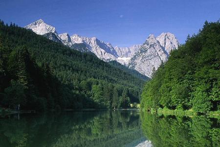 Erfrischendes Nass: Bergsee im Wandergebiet von Garmisch-Partenkirchen
