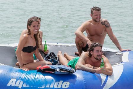 Florian, Alisa, Patrick und Alex beobachten die anderen amüsiert beim Blobbing